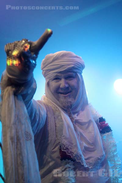 MASTER MUSICIANS OF BUKKAKE - 2011-04-18 - SAINT OUEN - Mains d'Oeuvres - 